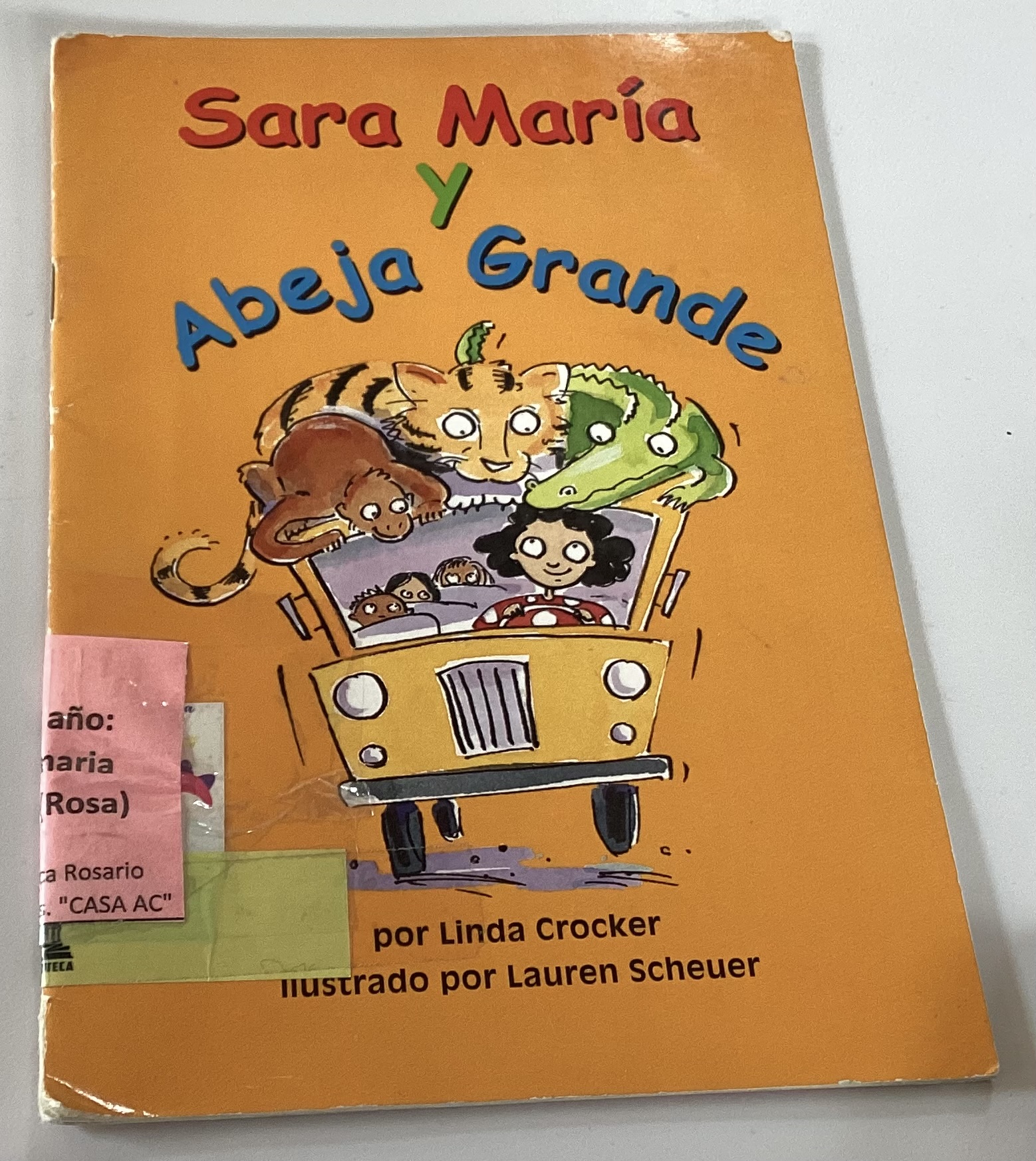 Sara María y abeja grande