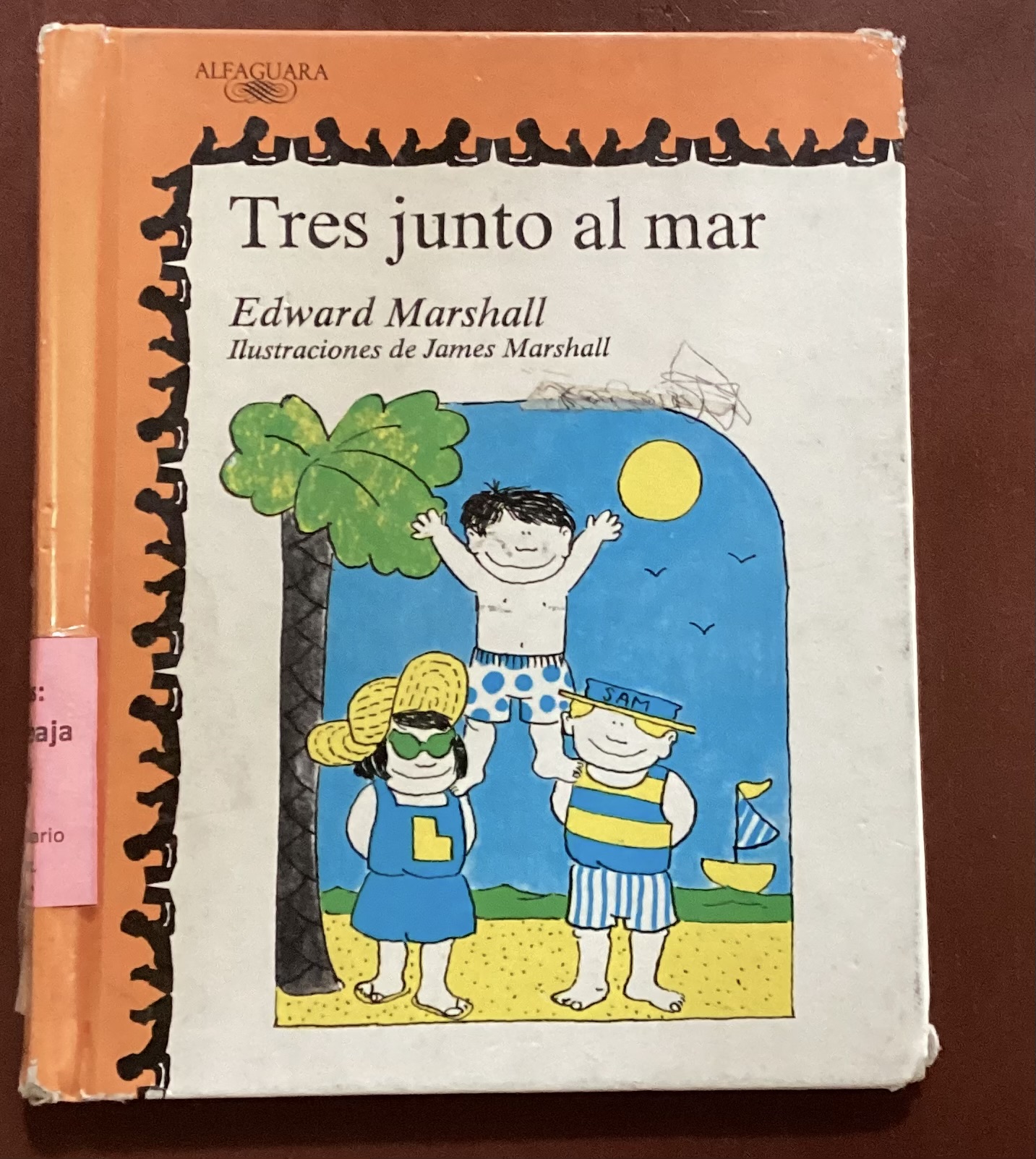 Tres junto al mar