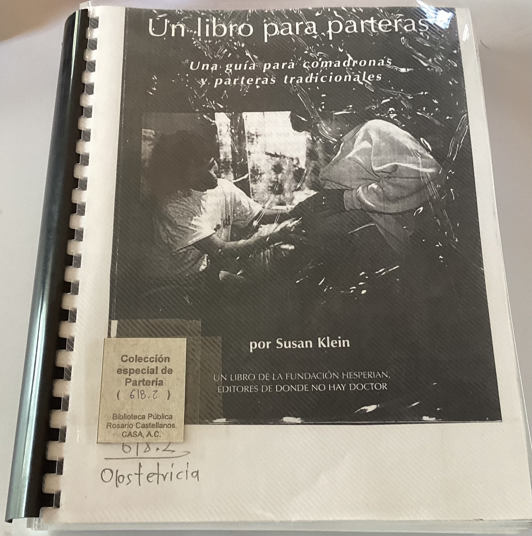 Un libro para parteras: Una guía para comadronas y parteras tradicionales